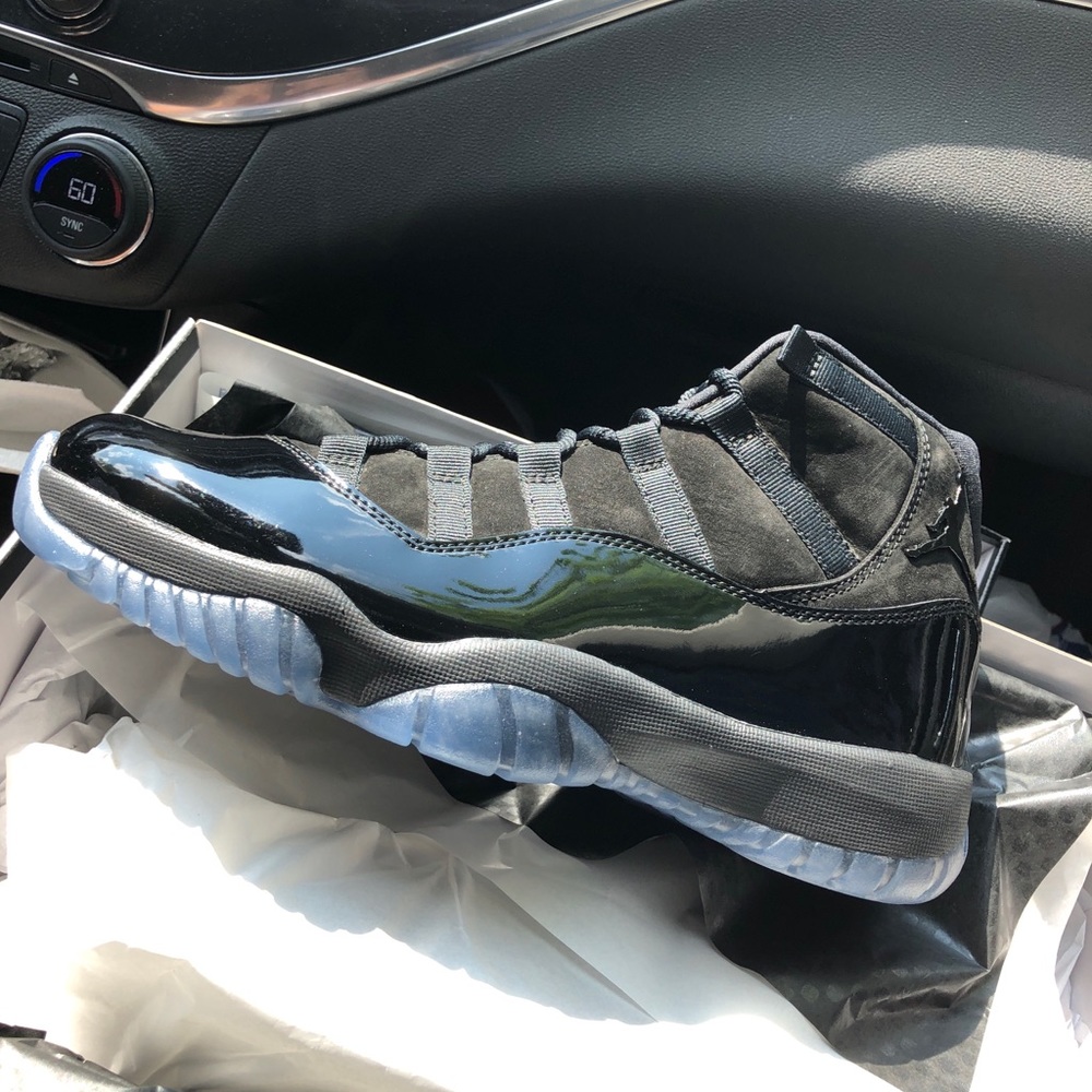 cap and gown 11 size 9.5 never worn